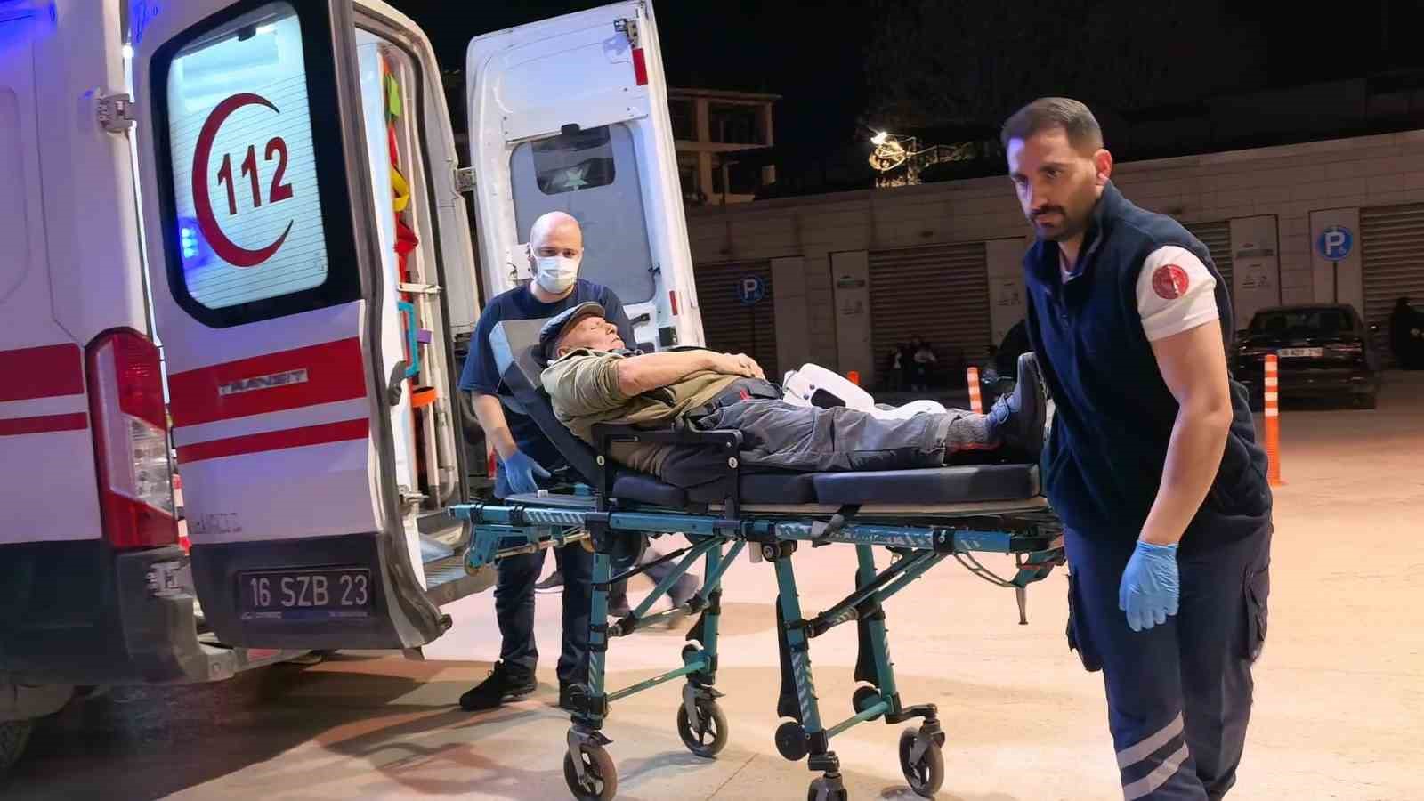 Bursa&rsquo;da iki otomobil kafa kafaya &ccedil;arpıştı: 3 yaralı
