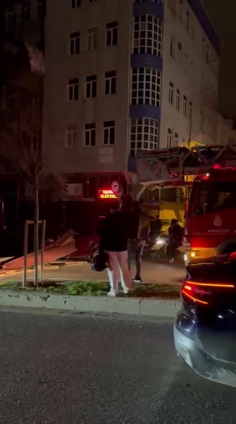 İstanbul&rsquo;da fırtınada bazı binaların &ccedil;atıları u&ccedil;tu
