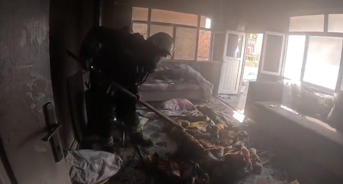 İtfaiye erlerinin ateşe verilen evi s&ouml;nd&uuml;rme anları kask kamerasında
