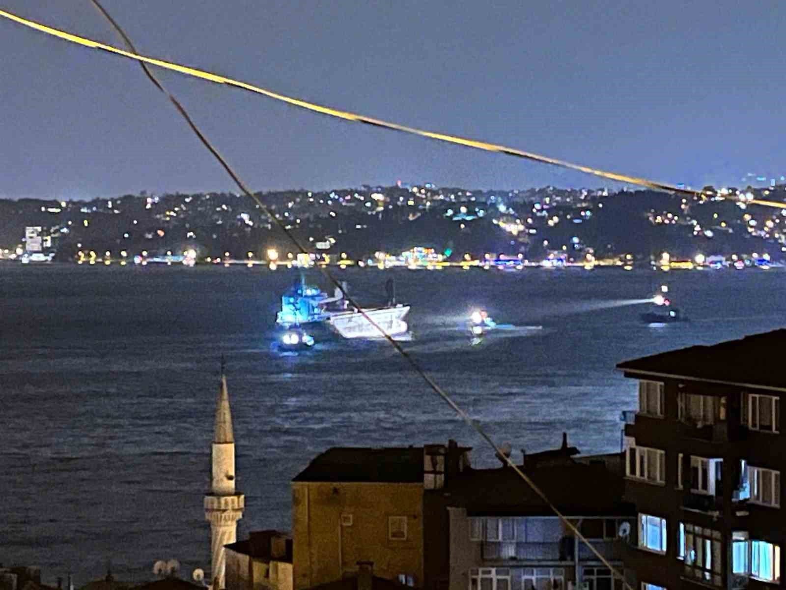 Sarıyer a&ccedil;ıklarında kurtarılan gemi bu sefer İstanbul Boğazı&rsquo;nda fırtınada savruldu
