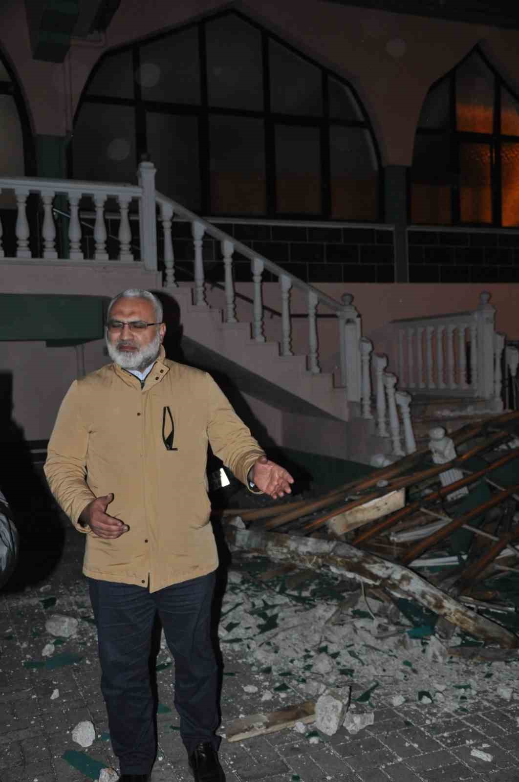 Salihli&rsquo;yi fırtına vurdu: Minarenin k&uuml;lahı koptu, &ccedil;ok sayıda ağa&ccedil; devrildi
