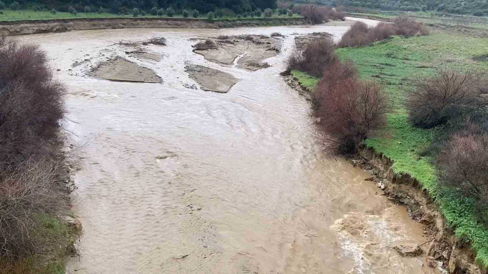 Yalancı bahar aldattı, badem ağa&ccedil;ları &ccedil;i&ccedil;ek a&ccedil;tı

