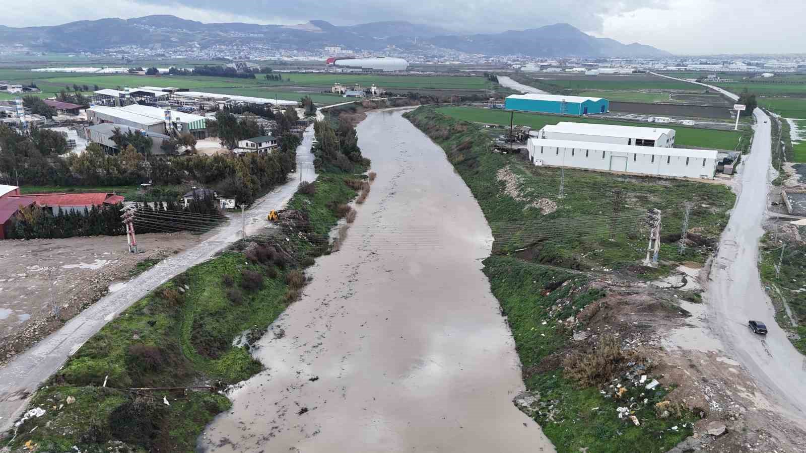 Son 65 yılın en kurak yılıyla yok olma noktasına gelen Asi Nehri’nde yağışlarla birlikte debi yükseldi
