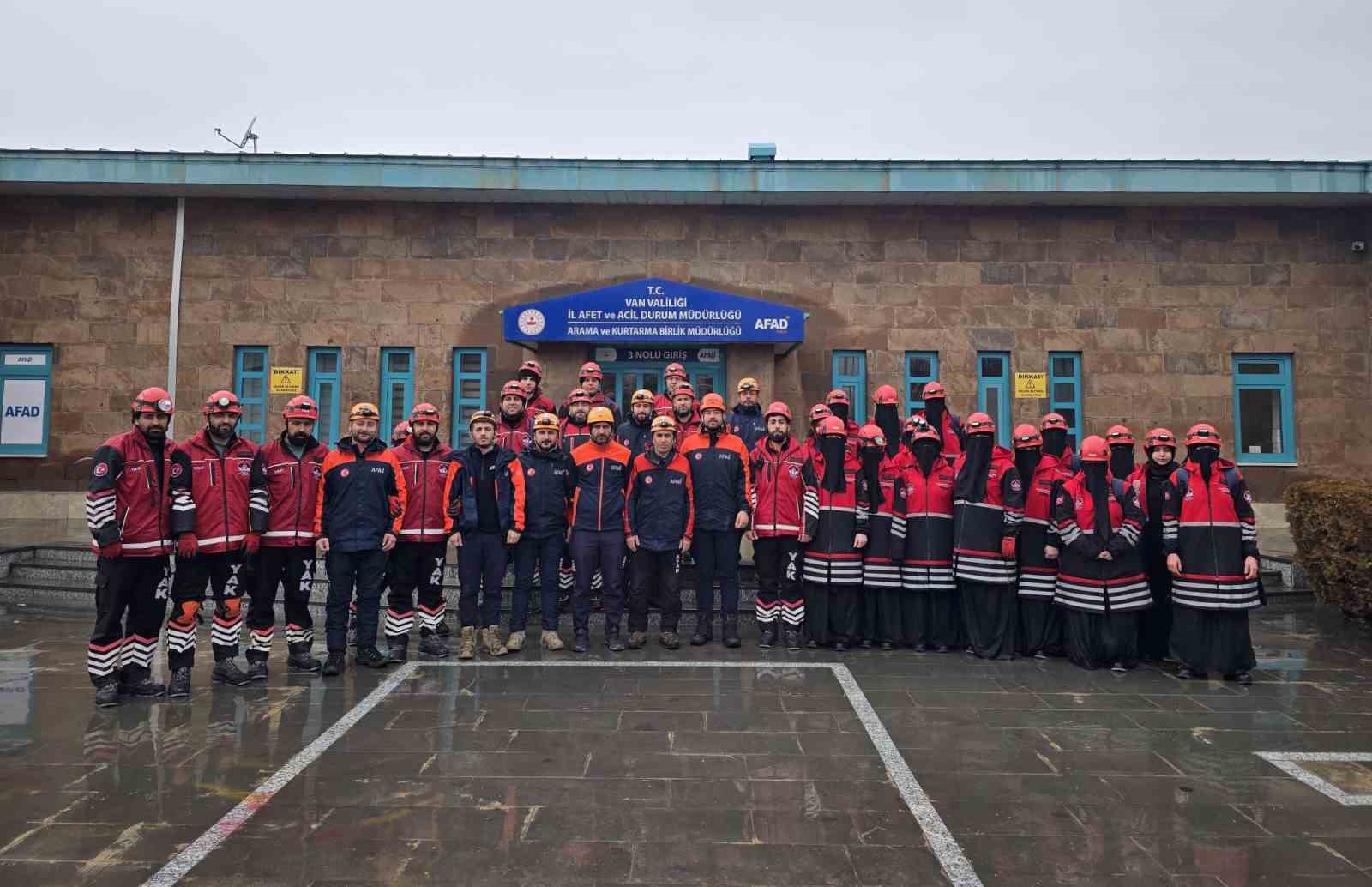 Van&rsquo;da g&ouml;n&uuml;ll&uuml; ekip AFAD akreditasyonunu başarıyla aldı
