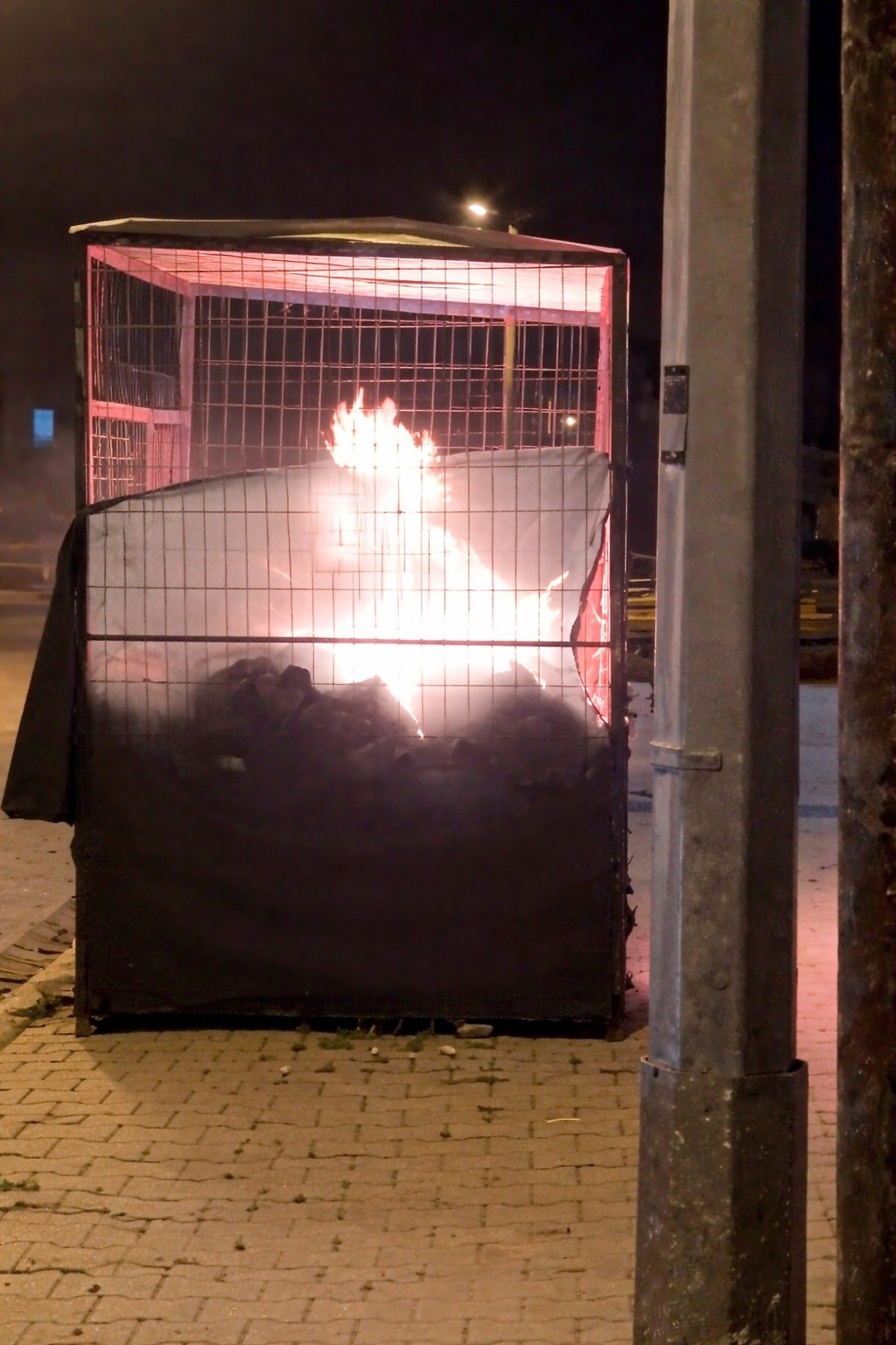 Okul karşısındaki konteynerden alevler y&uuml;kseldi
