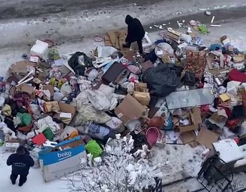 Evden tonlarca çöp çıktı