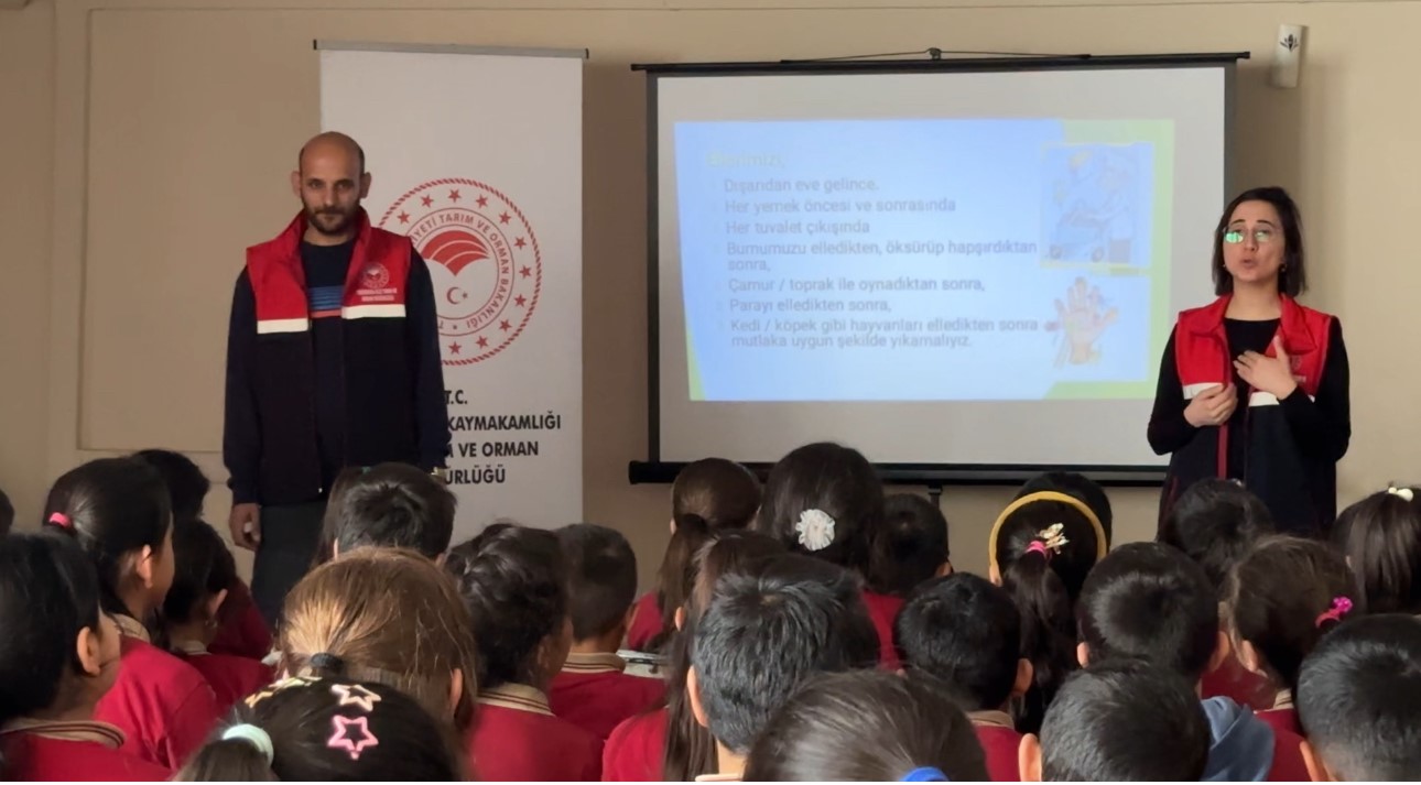 2 bin rakımda gıda seferberliği: Karlı yolları aşarak &ccedil;ocuklara bilgi taşıdılar
