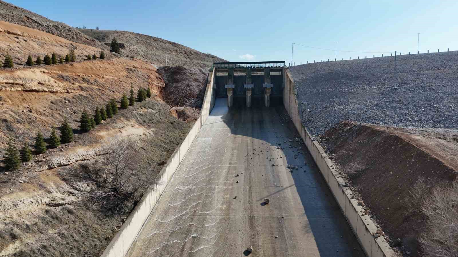 Doluluk oranı maksimum seviyeye ulaşan Sultansuyu Barajı&rsquo;nda kapak a&ccedil;ıldı
