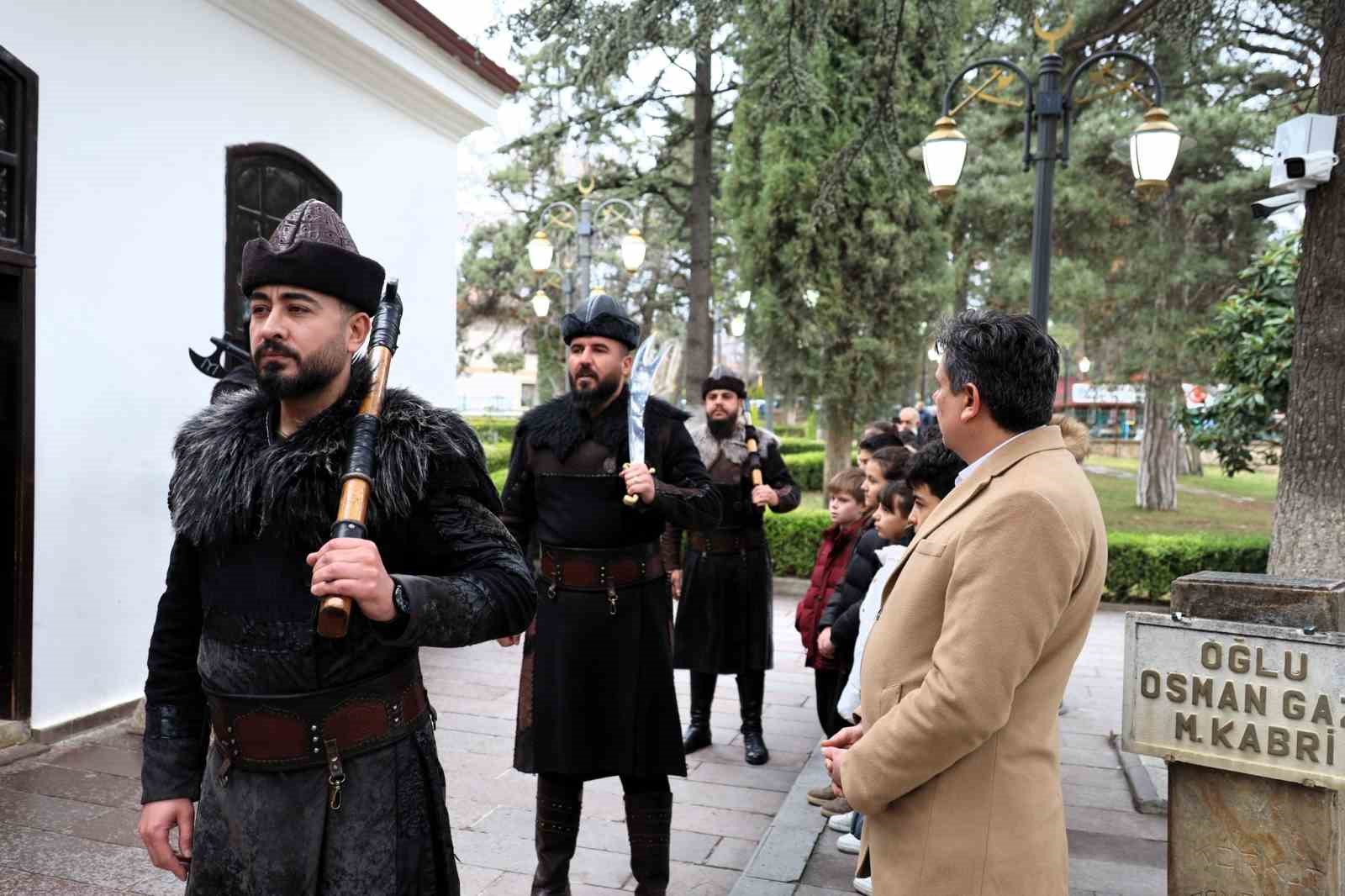 S&ouml;ğ&uuml;t&rsquo;e gelen &ouml;ğrencilere başkan Durgut Ertuğrulgazi T&uuml;rbesi&rsquo;nde rehberlik etti

