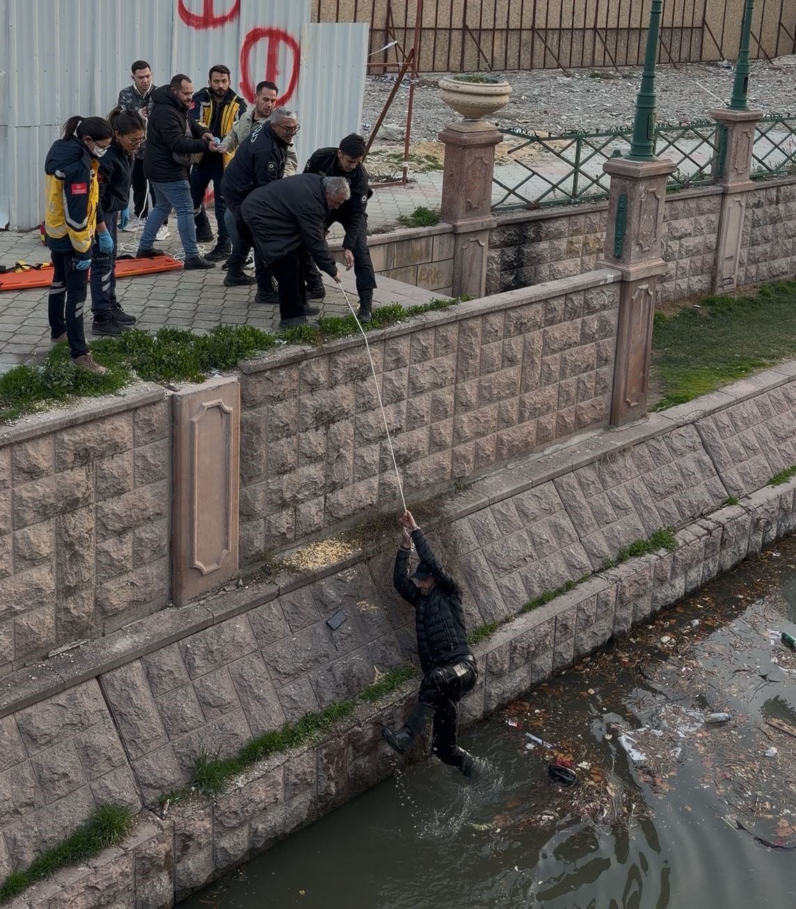Porsuk &Ccedil;ayı&rsquo;na d&uuml;şen şahıs sarkıtılan iple &ccedil;ıkarıldı
