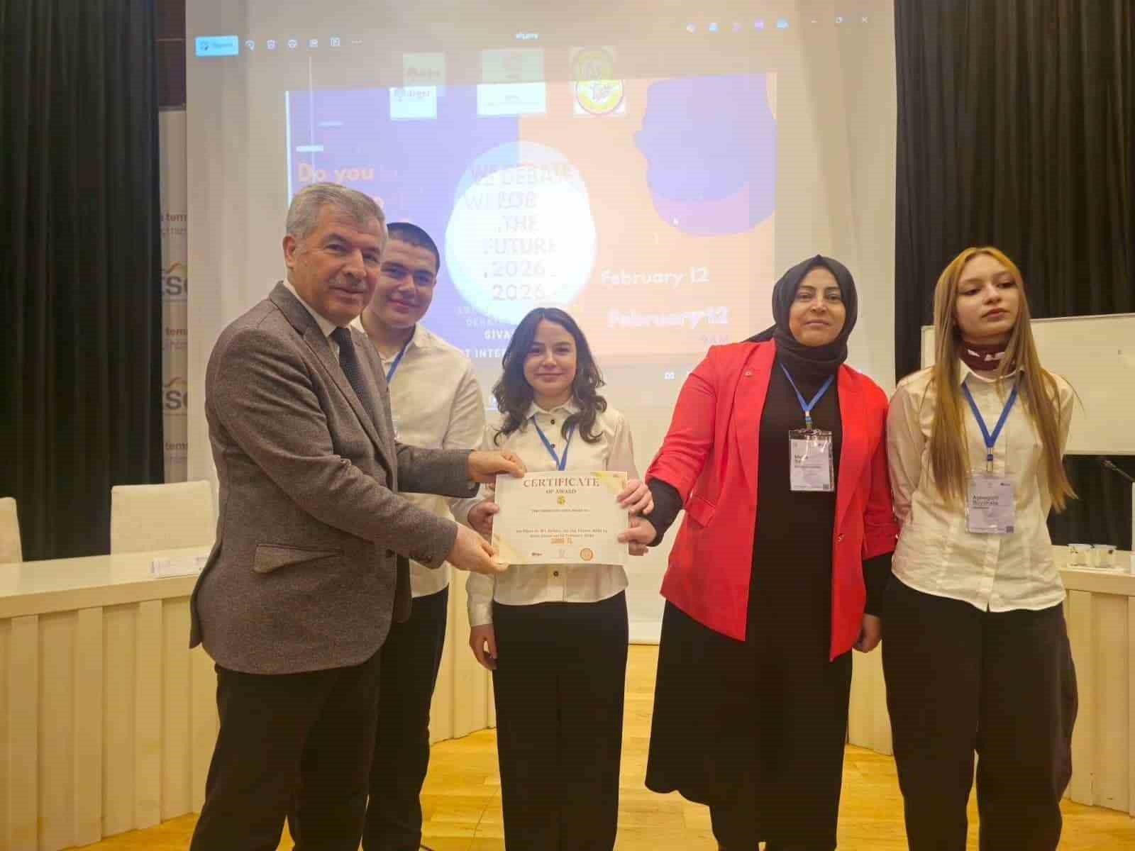 Sivas&rsquo;ta İngilizce m&uuml;nazara yarışması d&uuml;zenlendi
