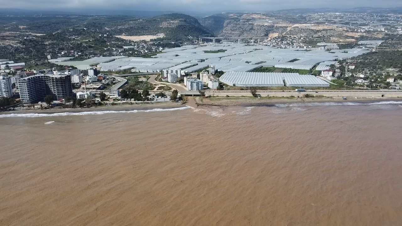 Derelerden Akdeniz’e akan sel suları kıyı şeridini çamura bürüdü