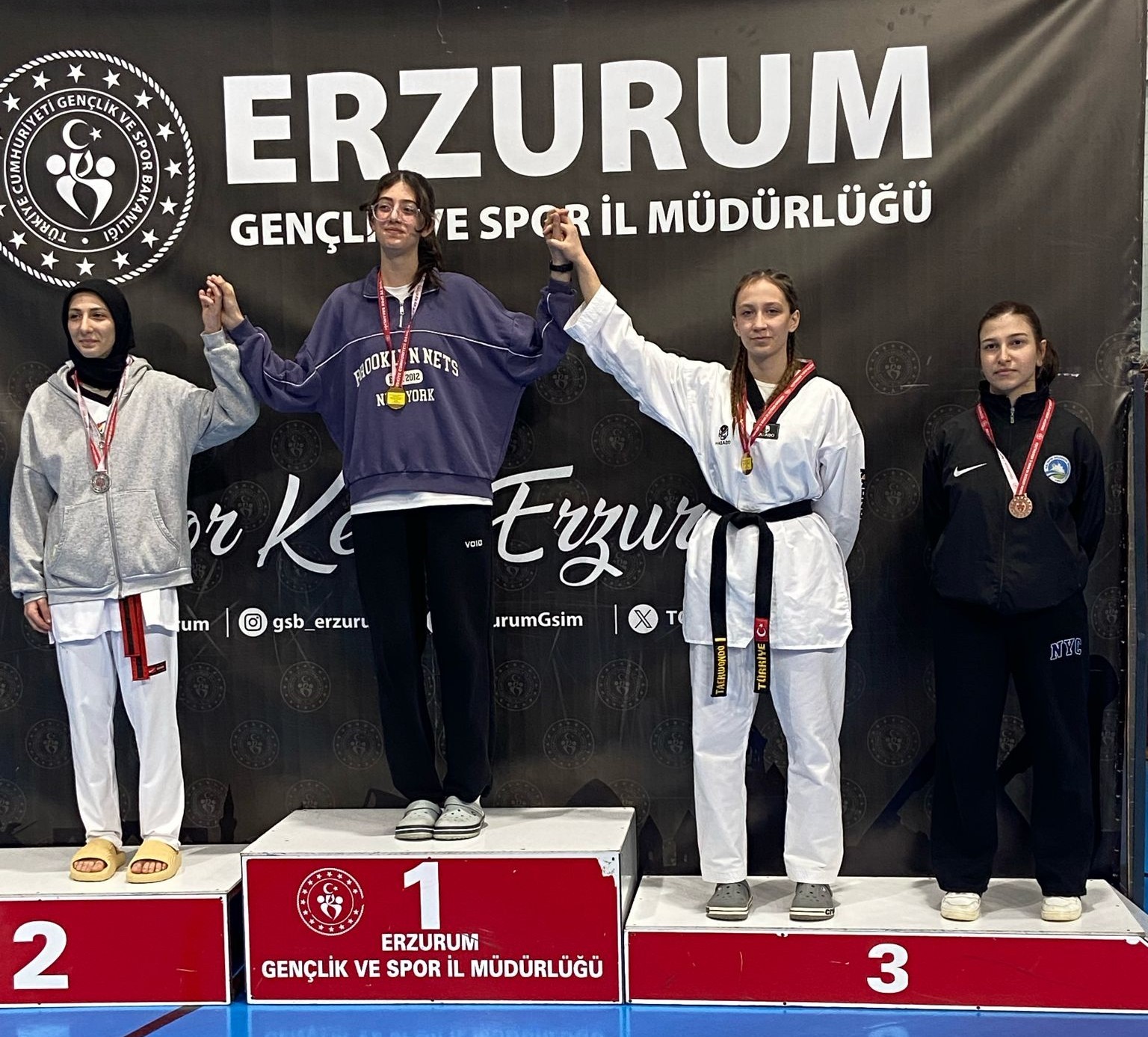 Oltulu taekwondocular Erzurum’dan madalyayla döndü