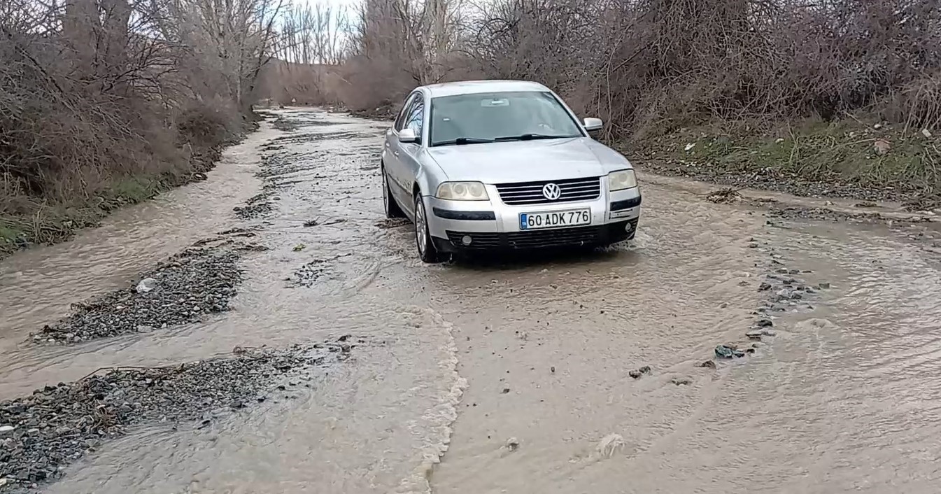 Tokat’ta köy yolları eriyen karlar nedeniyle su altında kaldı