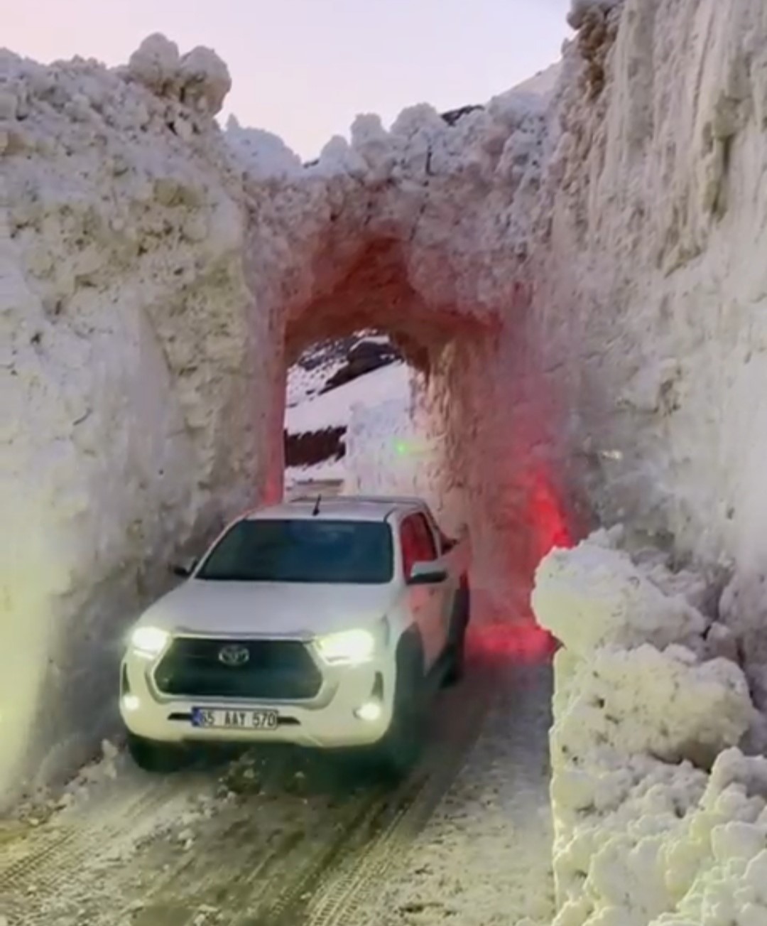 Kar esareti tünelle aşılıyor: Dikmetaş mezrasında yaşam koridoru