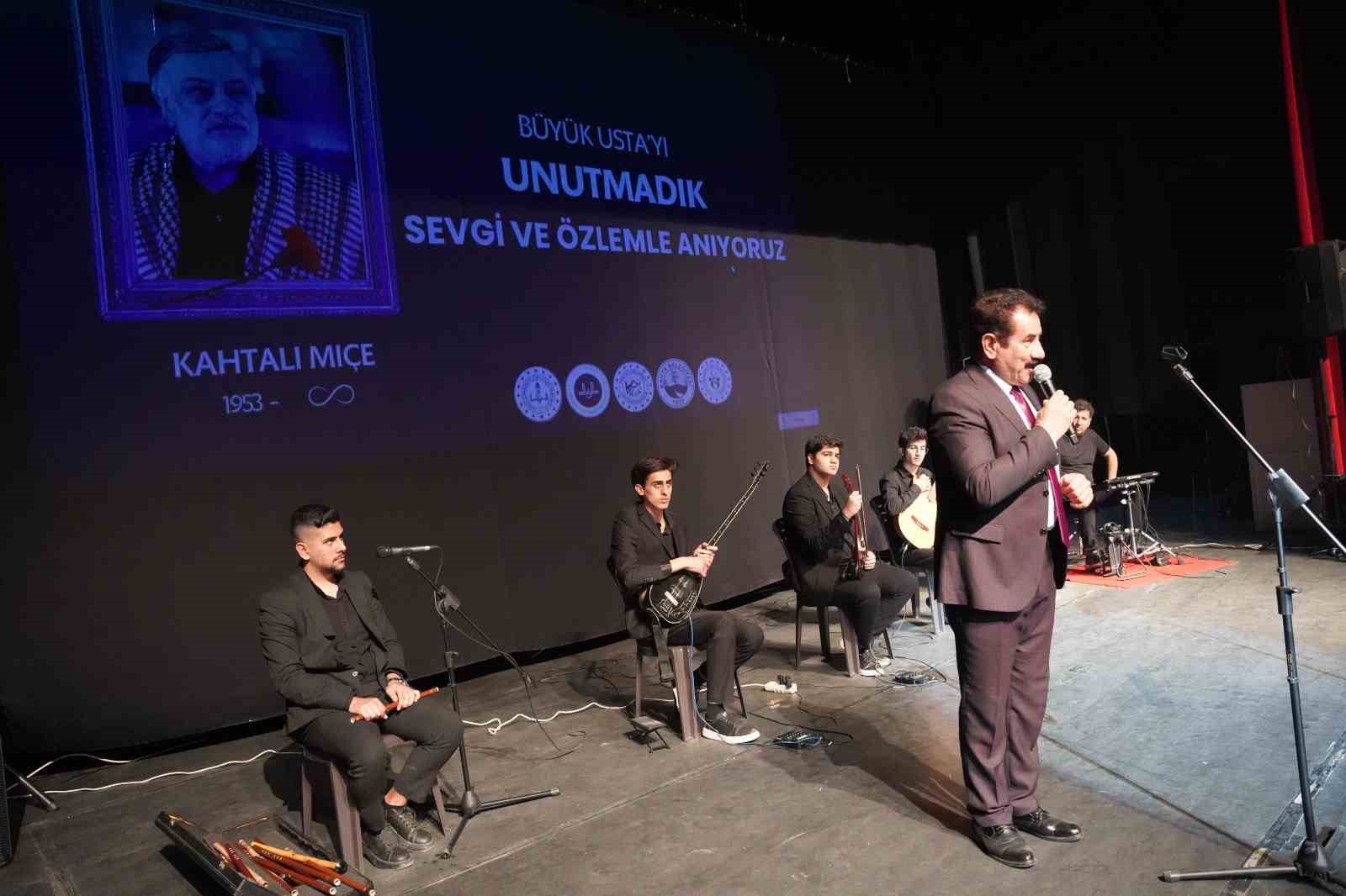 Usta Sanat&ccedil;ı Kahtalı Mı&ccedil;e şarkılarıyla anıldı
