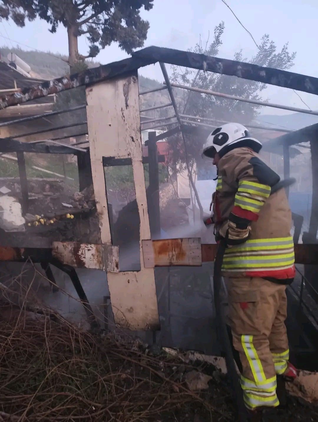 Hatay&rsquo;da odunluk yangını evlere sı&ccedil;ramadan s&ouml;nd&uuml;r&uuml;ld&uuml;
