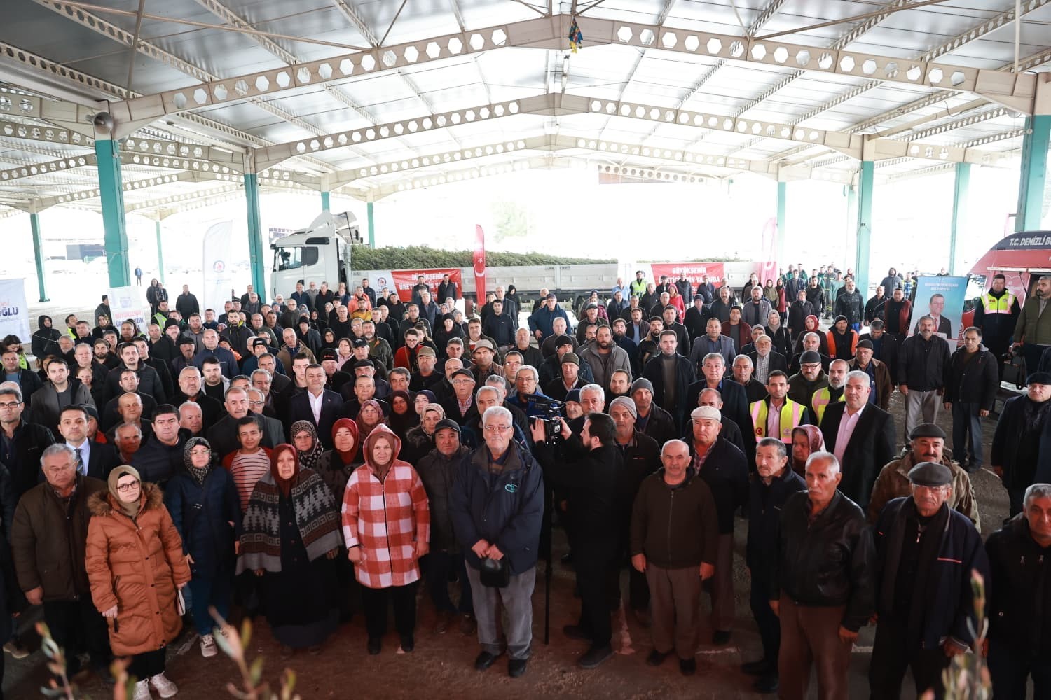 Denizli&rsquo;nin 19 il&ccedil;esinde 84 bin zeytin fidanı &uuml;reticilere dağıtıldı
