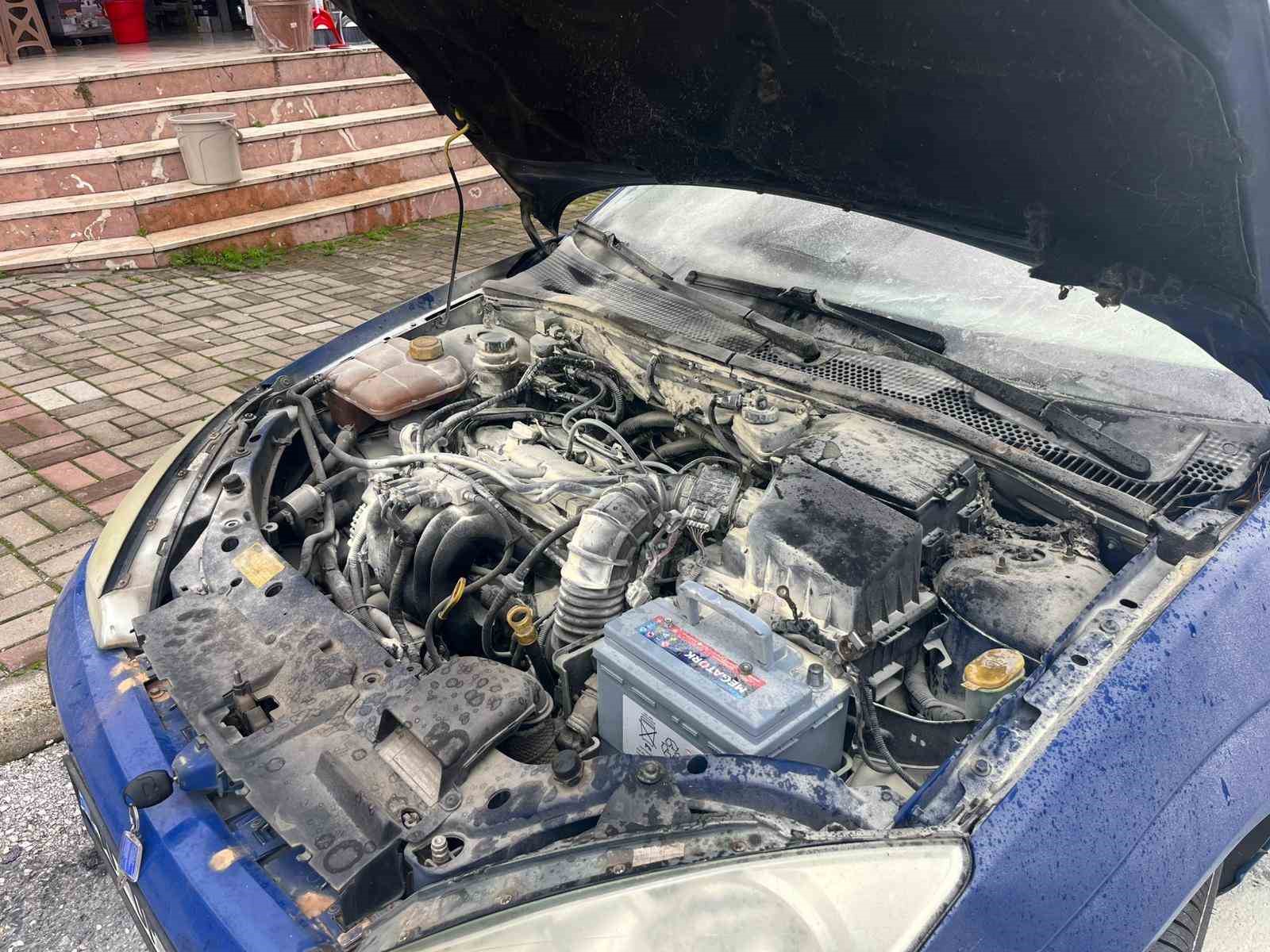 Alanya’da park halindeyken yanan otomobilin motor kısmında zarar oluştu