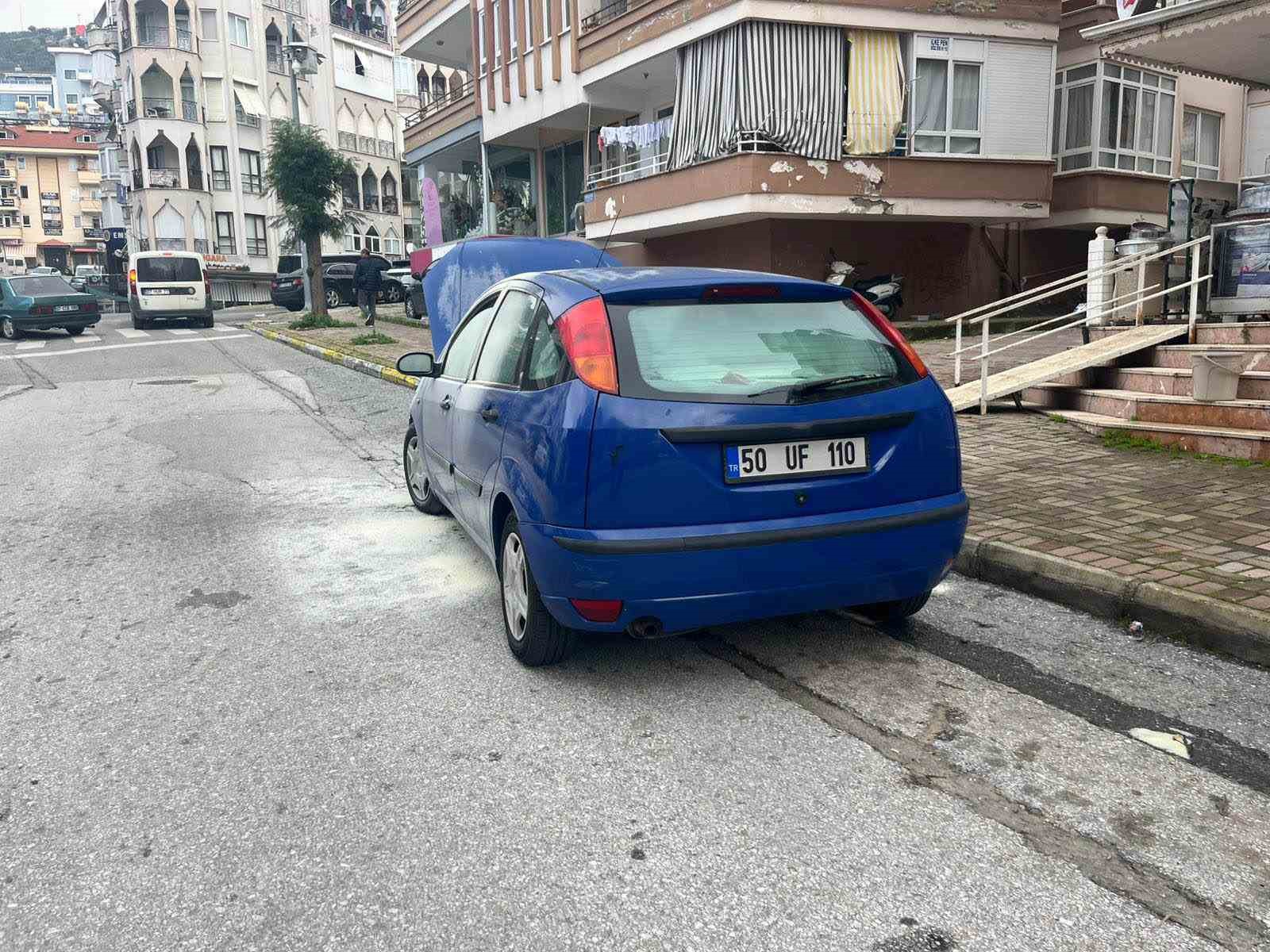 Alanya&rsquo;da park halindeyken yanan otomobilin motor kısmında zarar oluştu
