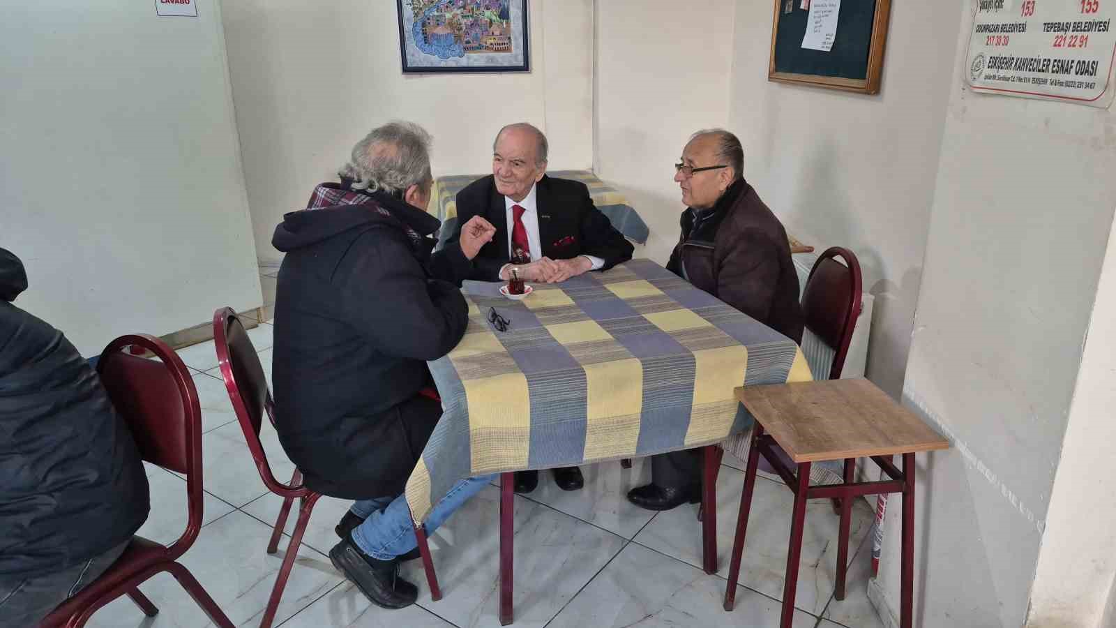 İnsanlara olan sevgi ve saygısından yıllardır takım elbise giyiyor
