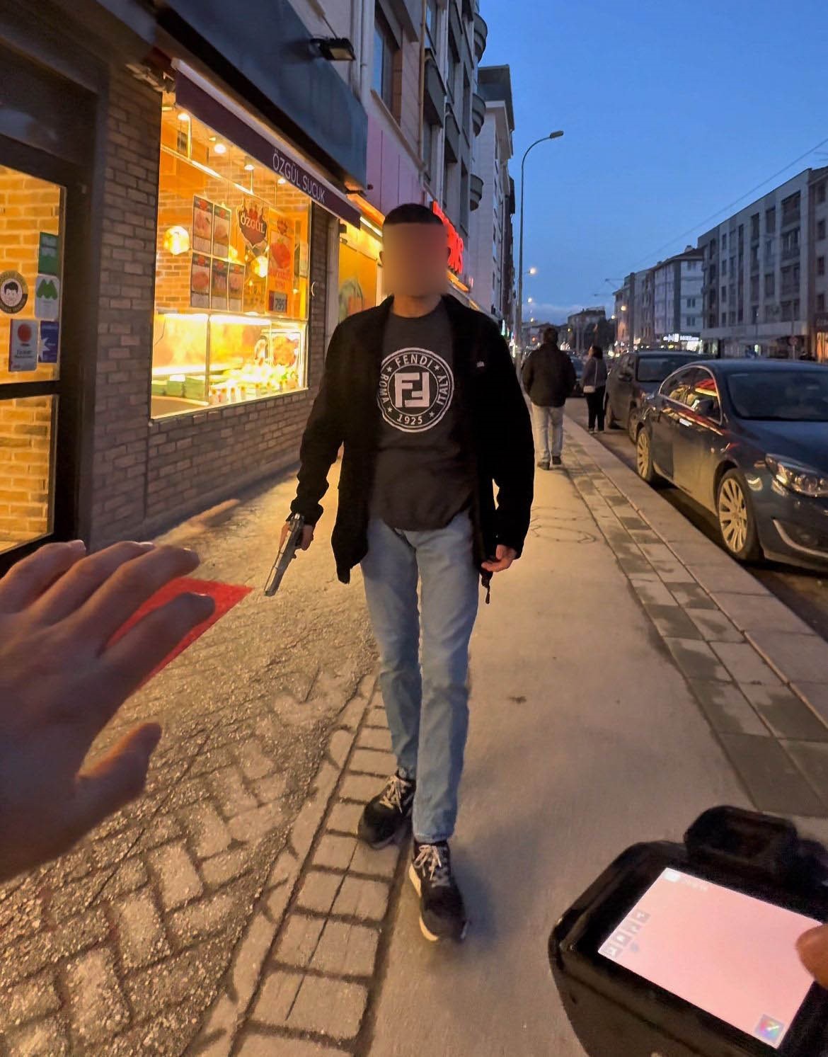 Fotoğrafını &ccedil;ekmek istediği şahıs silah &ccedil;ekti, korku dolu anlar kameraya yansıdı
