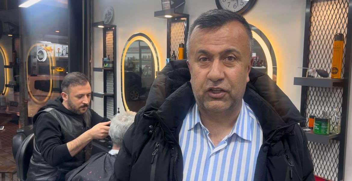 K&uuml;tahyalı berberden &ouml;rnek &ccedil;&ouml;z&uuml;m: Mesleğini bırakmadı, koltuğu d&ouml;n&uuml;şt&uuml;rd&uuml;
