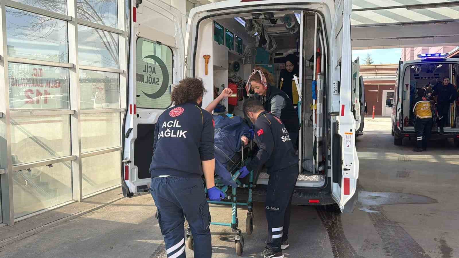 Asans&ouml;r boşluğuna d&uuml;şen 2 kişi yaralandı
