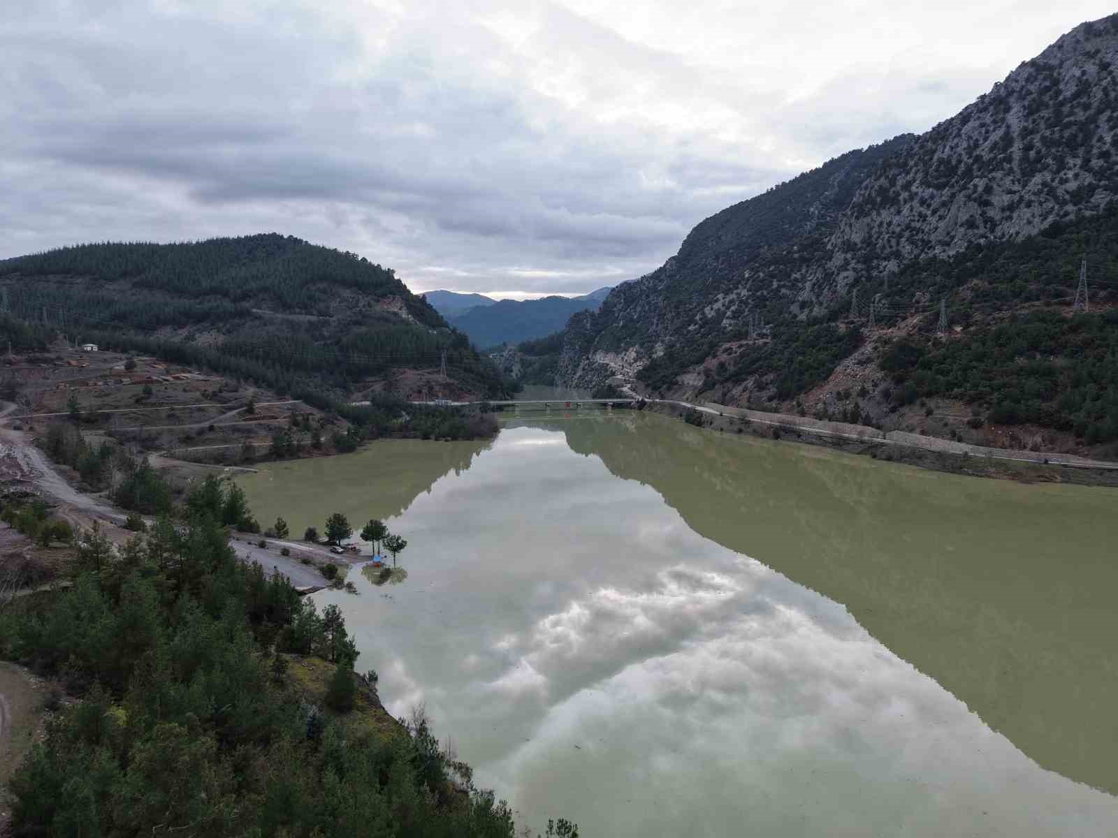 Feke Barajı’nda yükselen su seviyesi yüz güldürüyor