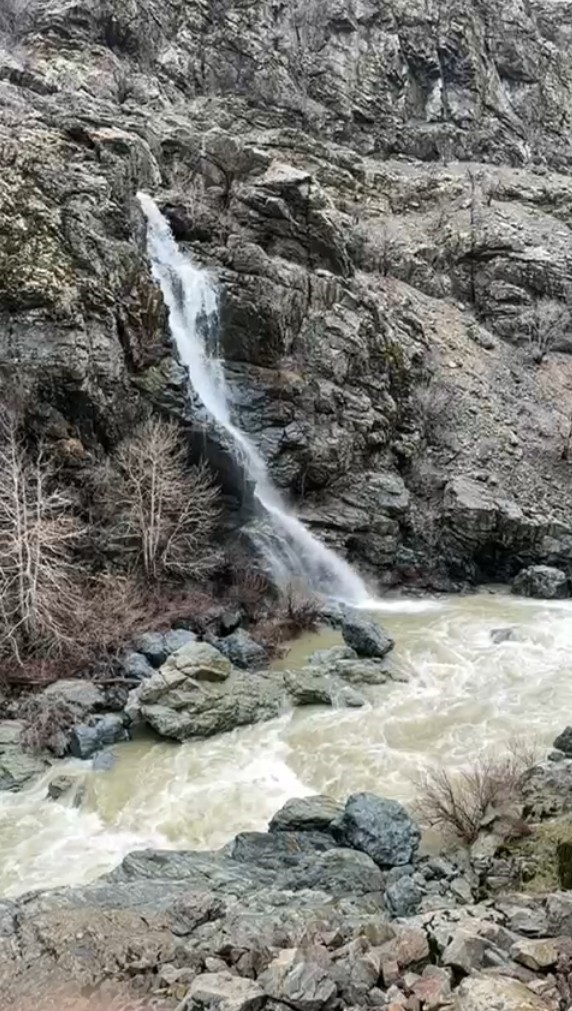 Sağanak yağışlar kuruyan şelaleleri canlandırdı