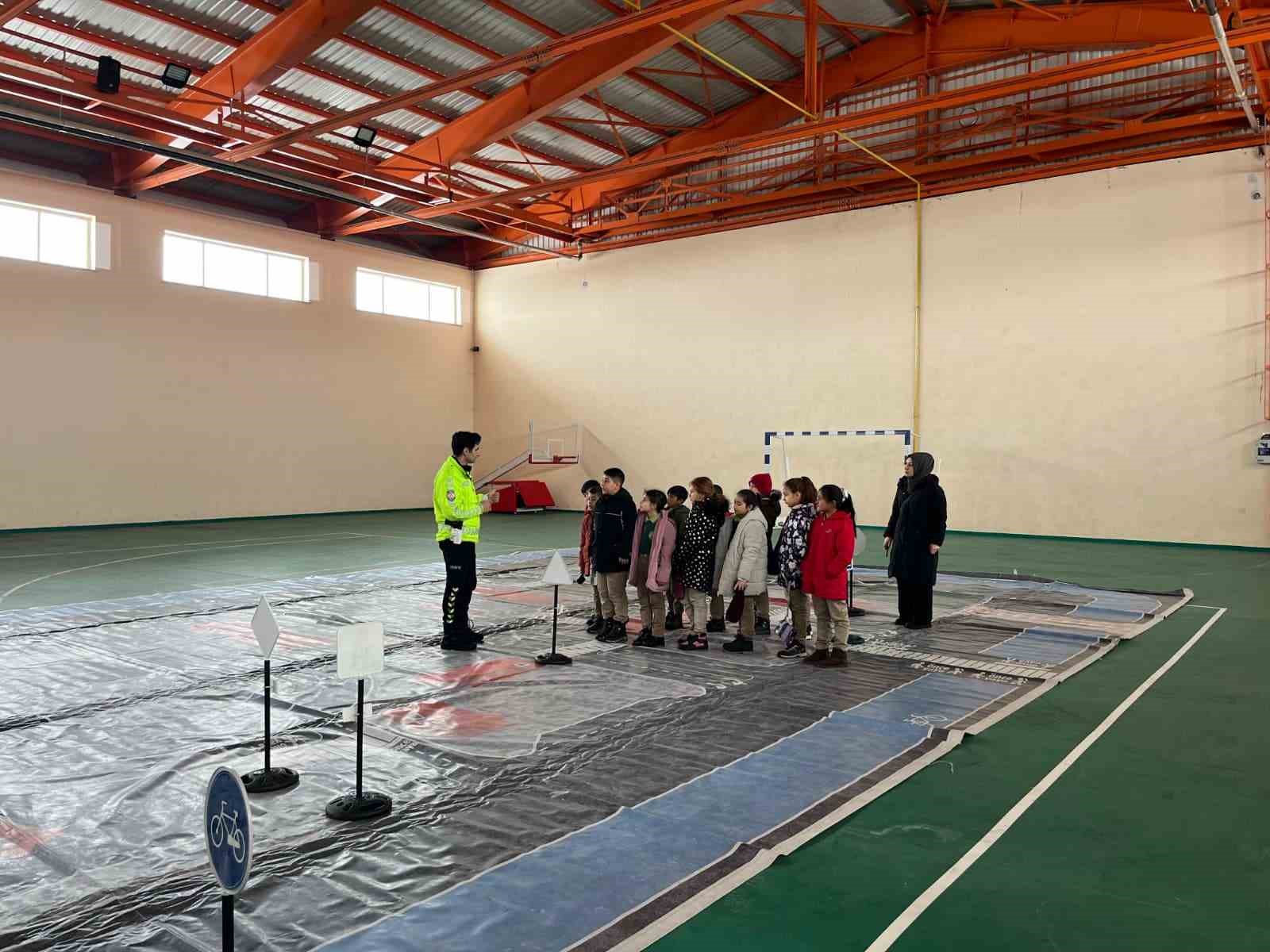 Arpaçay’da öğrencilere temel trafik eğitimi verildi