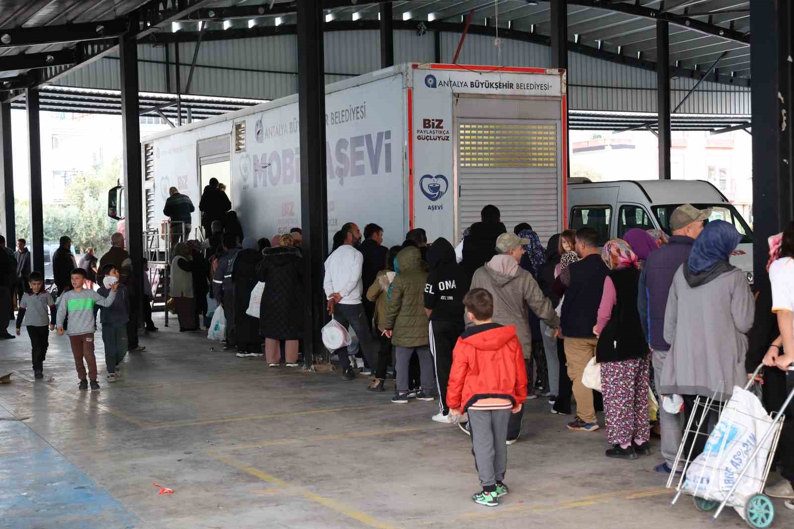 Büyükşehir Ramazan bereketini mahallelere taşıyor