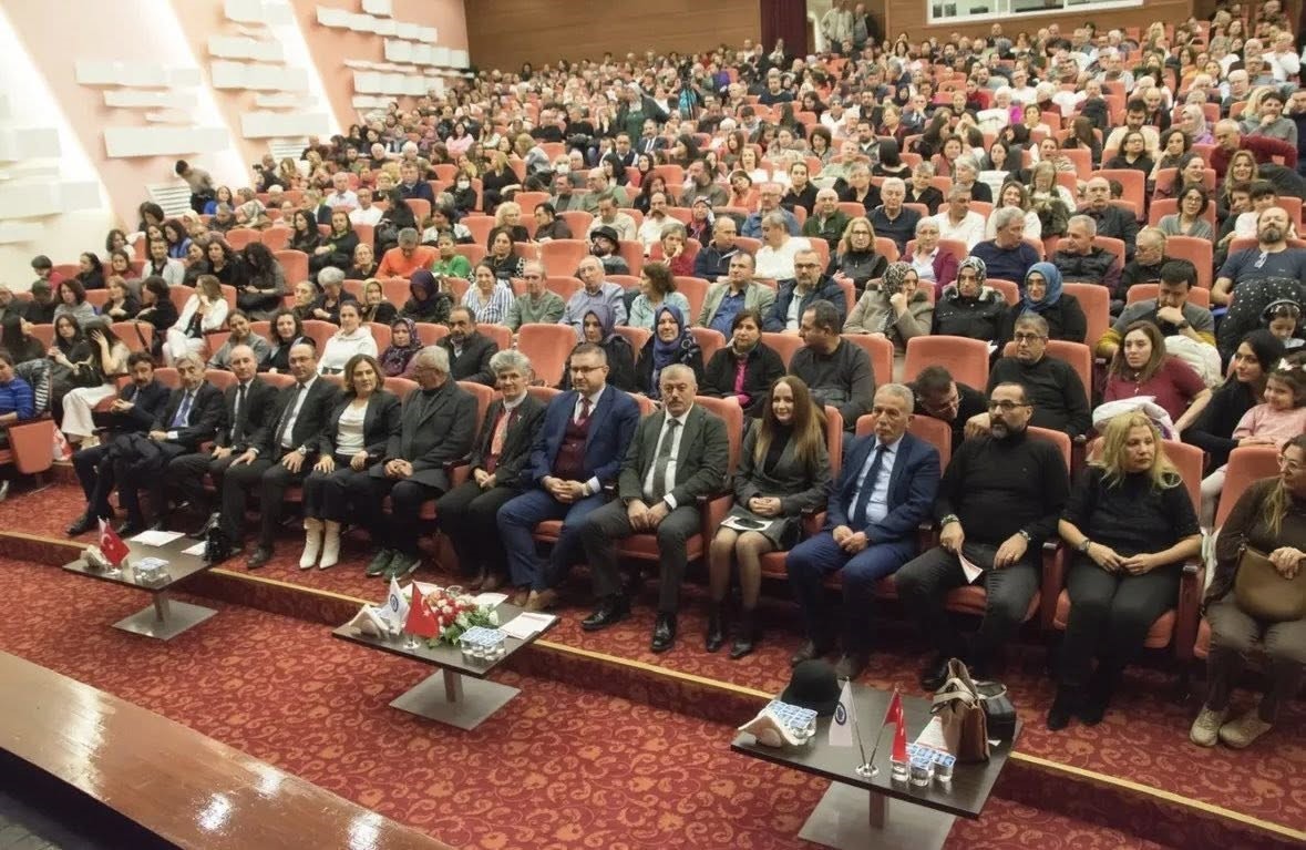 &lsquo;Odunpazarı Halk Eğitimi Merkezi T&uuml;rk Halk M&uuml;ziği Korosu 52. Yıl Sanat Gecesi Konseri&rsquo; yoğun ilgi g&ouml;rd&uuml;
