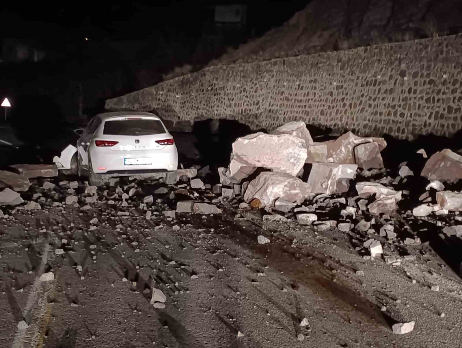 İspir - Erzurum yolunda gece korku dolu anlar, Kaya d&uuml;şmesi kazaya neden oldu
