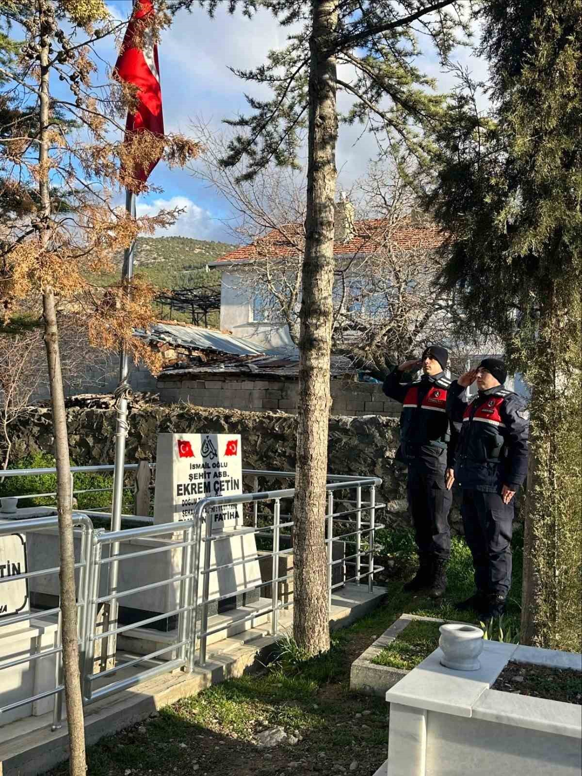 Eğirdir’de şehit kabirleri düzenli olarak denetleniyor