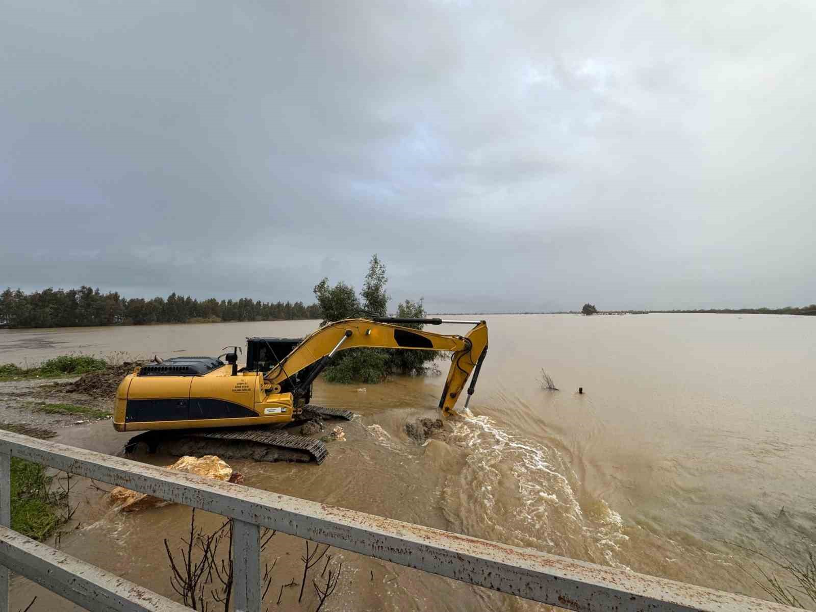 S&ouml;ke Bağarası yolundaki taşkına ekiplerden anında m&uuml;dahale
