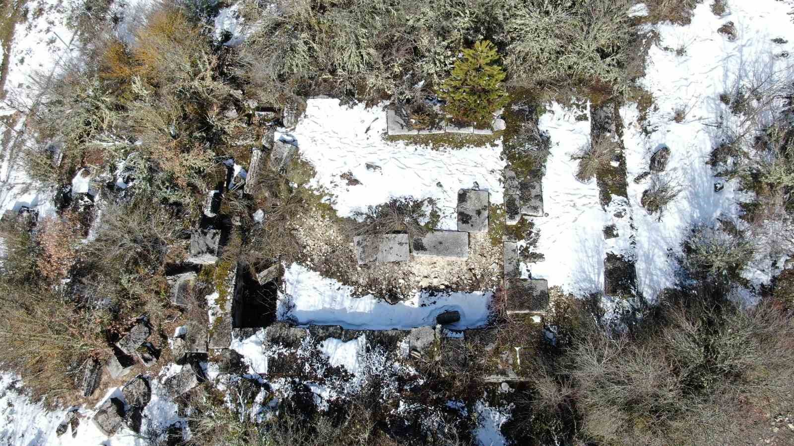 M&uuml;ze gibi k&ouml;y: Her duvarlarda tarihi tapınağın taşları var
