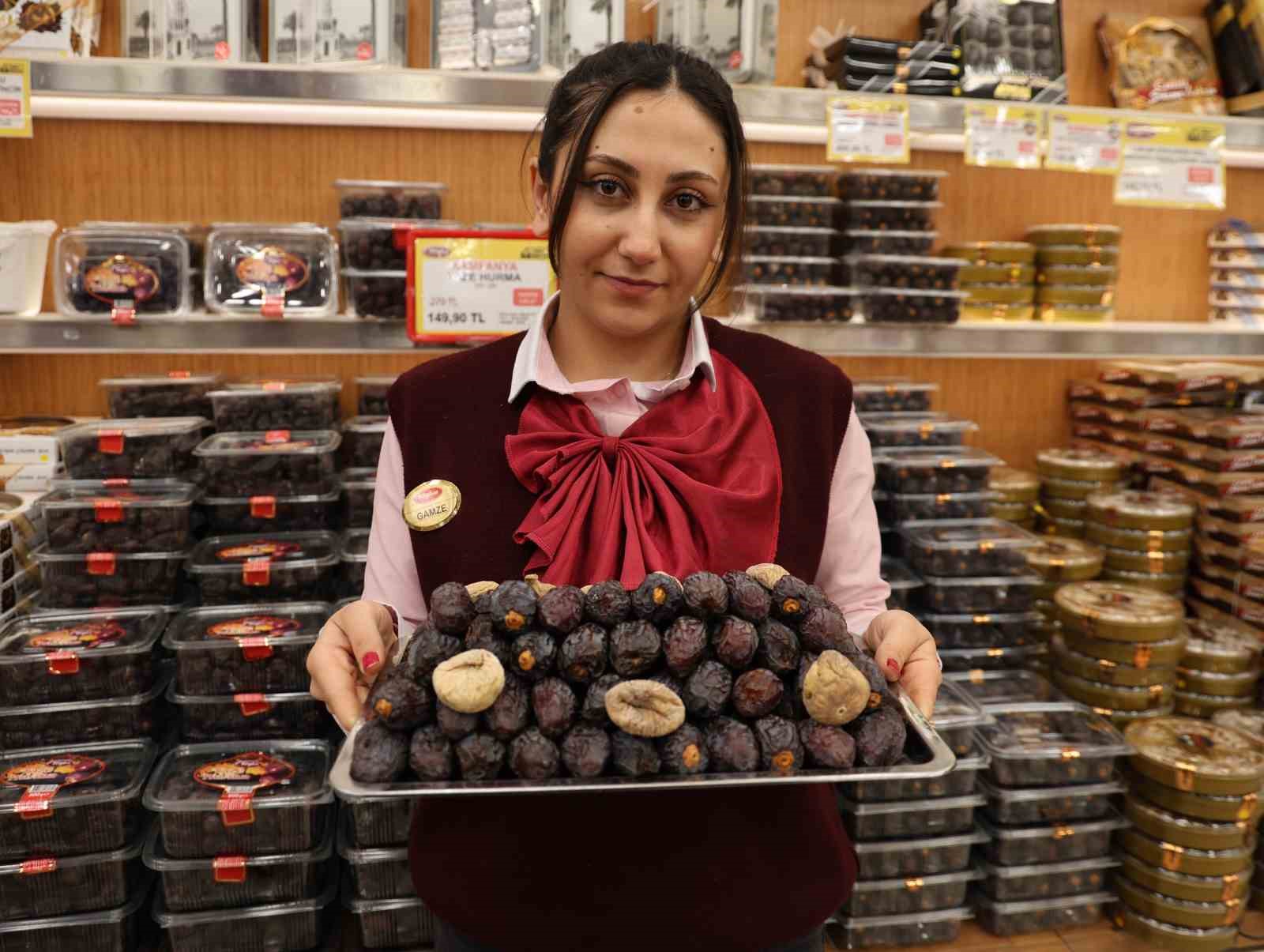 Ramazan ayının sembol &uuml;r&uuml;n&uuml; hurma tezgahlardaki yerini aldı
