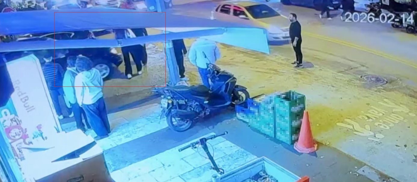 Aniden hareket eden otomobil yaya ve araçların arasına daldı