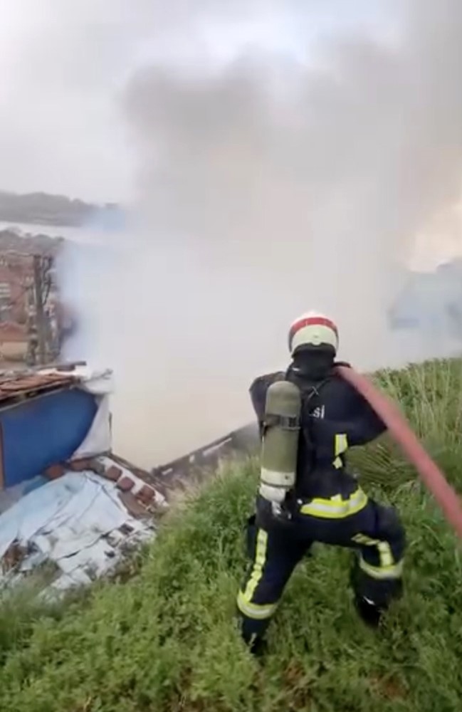 Bursa’da alev alev yanan ev kullanılmaz hale geldi