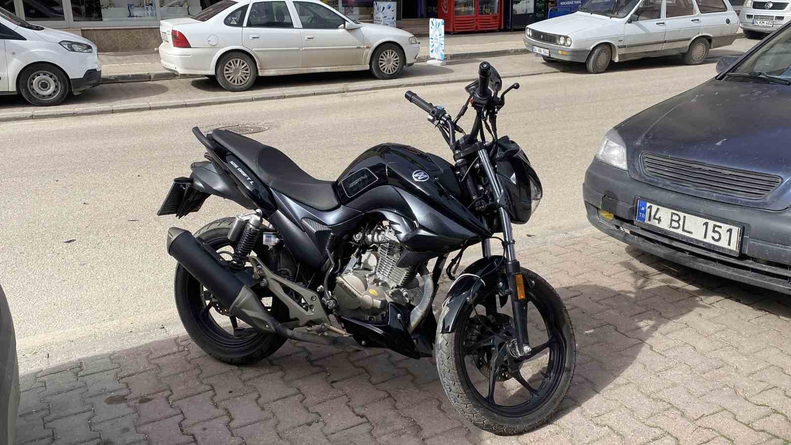 Bolu&rsquo;da otomobille motosiklet kafa kafaya &ccedil;arpıştı: 1 yaralı
