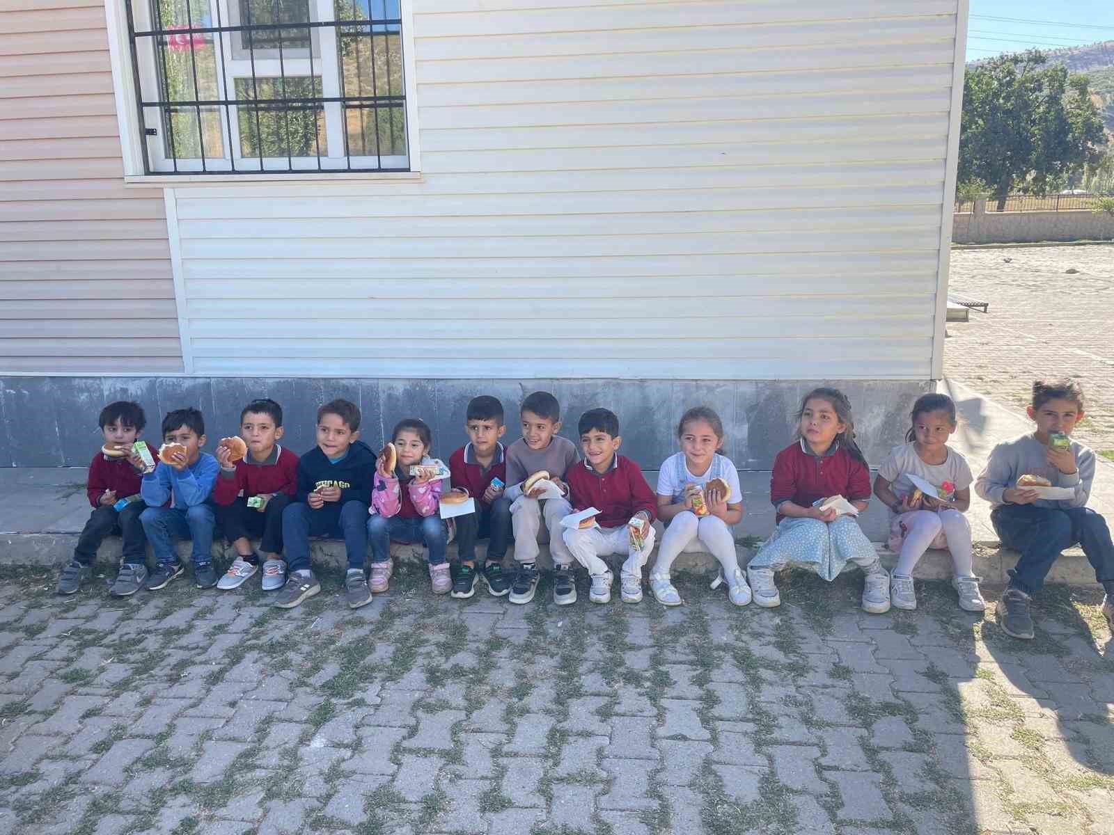 Güroymak’ta öğrencilere simit ve poğaça dağıtıldı