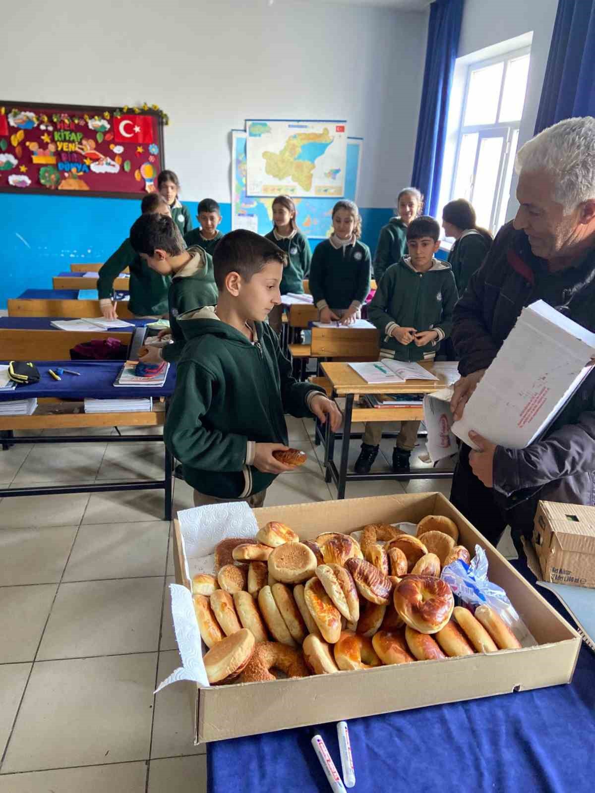 Güroymak’ta öğrencilere simit ve poğaça dağıtıldı