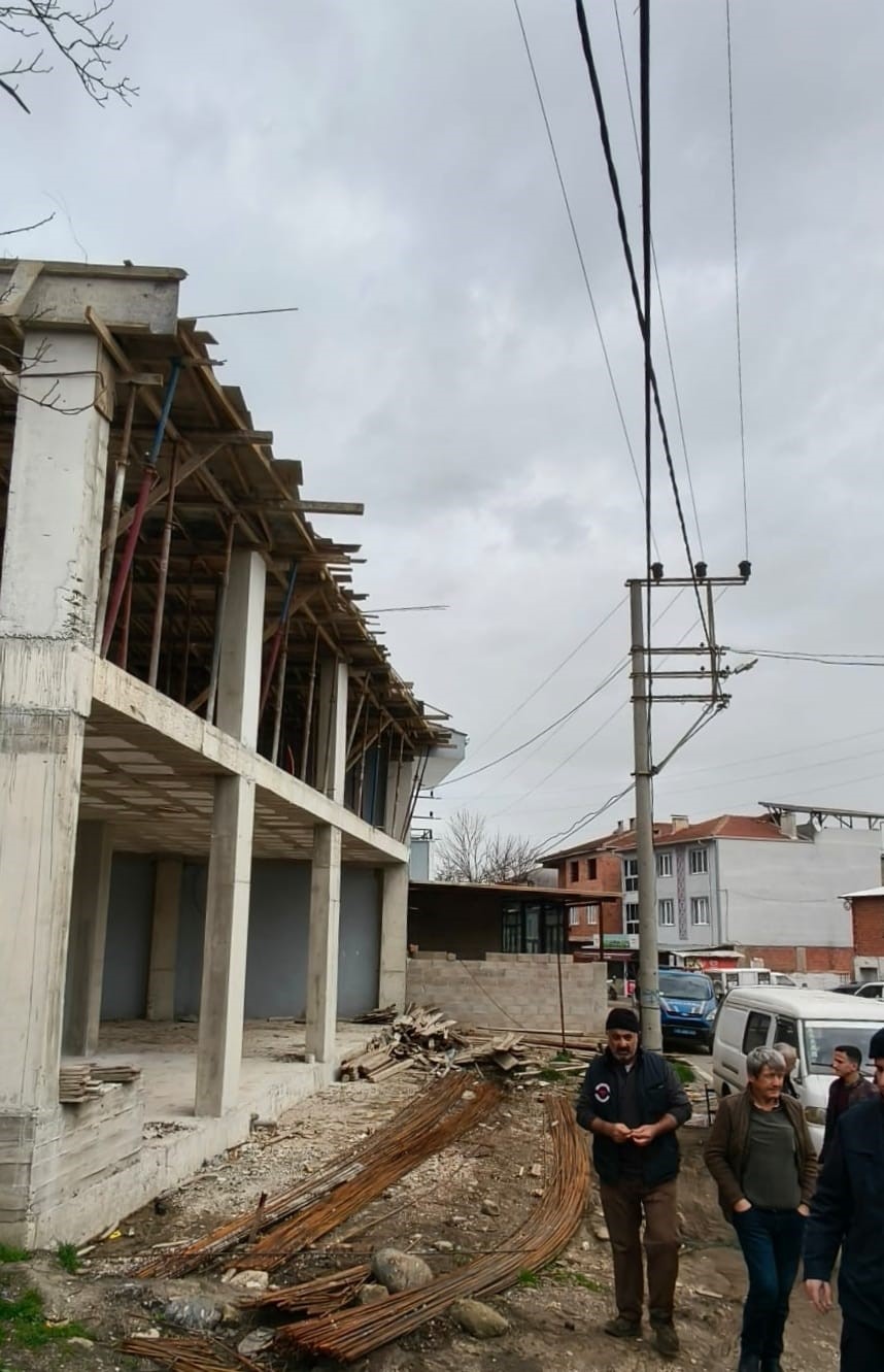 Elektrik akımına kapılan iş&ccedil;i 2&rsquo;nci kattan d&uuml;şt&uuml;
