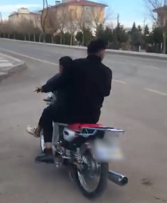 Sanal devriyeye takılan motosiklet s&uuml;r&uuml;c&uuml;s&uuml;n&uuml;n ehliyeti iptal edildi
