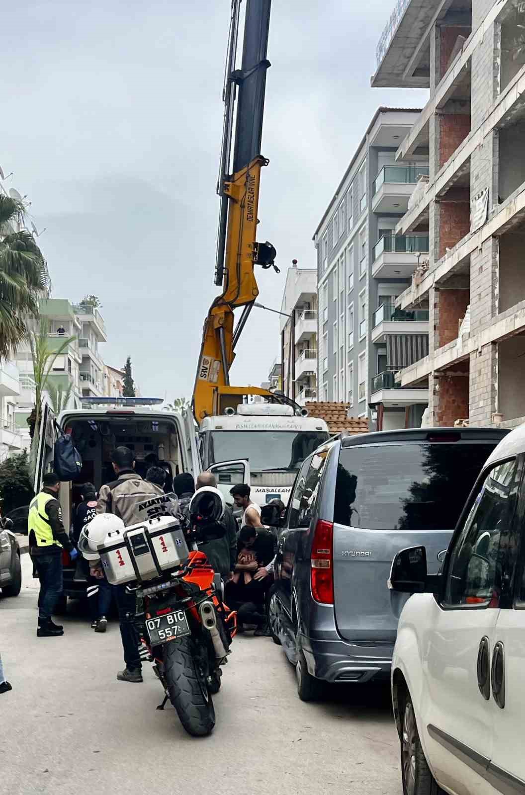 İnşaatın 5&rsquo;inci katından d&uuml;şen iş&ccedil;inin babasından y&uuml;rek burkan yakarış
