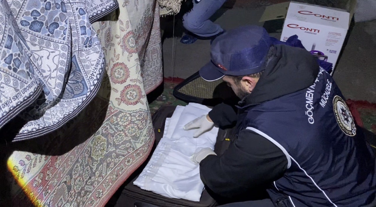 Ağrı&rsquo;da g&ouml;&ccedil;men ka&ccedil;ak&ccedil;ılığı operasyonu: 5 ş&uuml;pheli yakalandı
