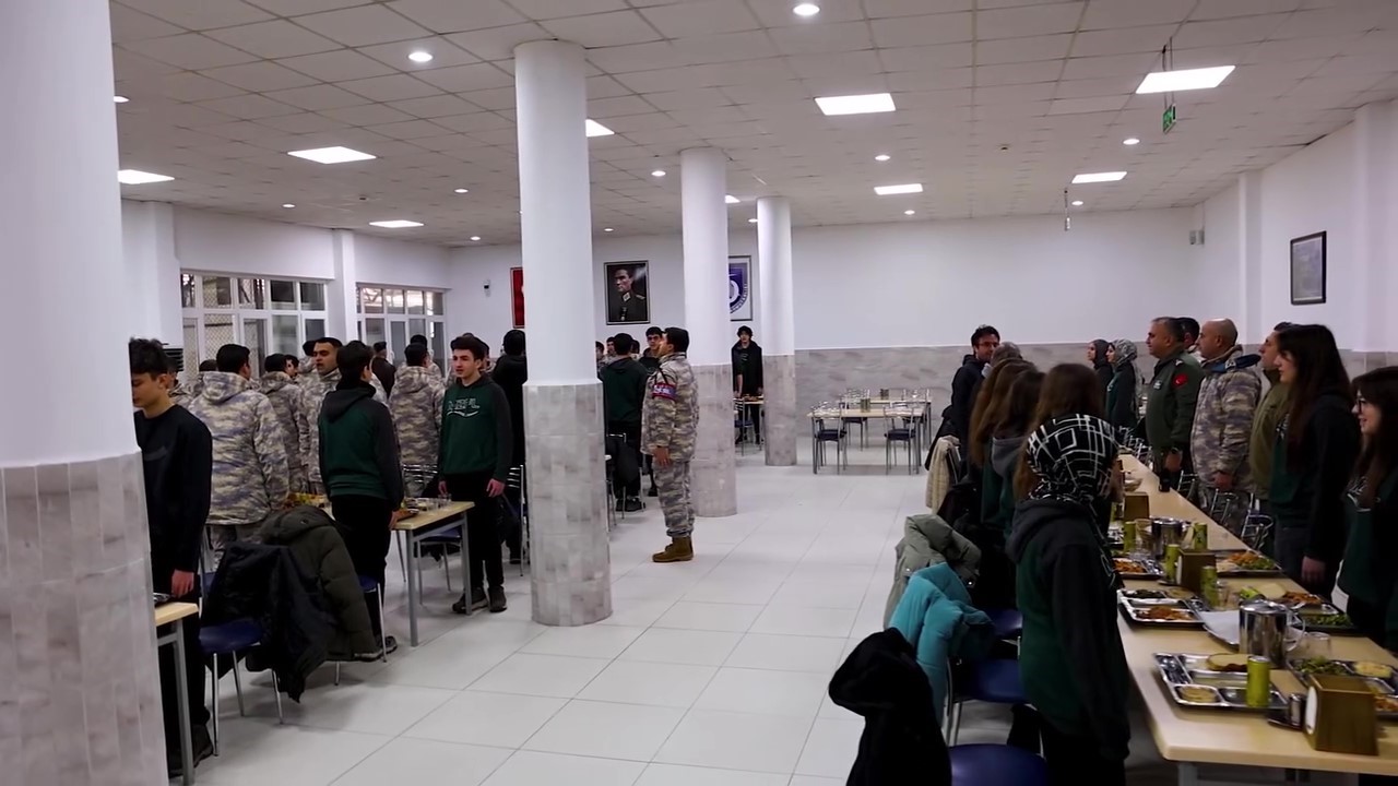 Lise &ouml;ğrencileri F-16 kokpitinde: "Gelecekte KAAN&rsquo;ları, Kızıl Elma&rsquo;ları, Atak&rsquo;ları biz u&ccedil;uracağız"
