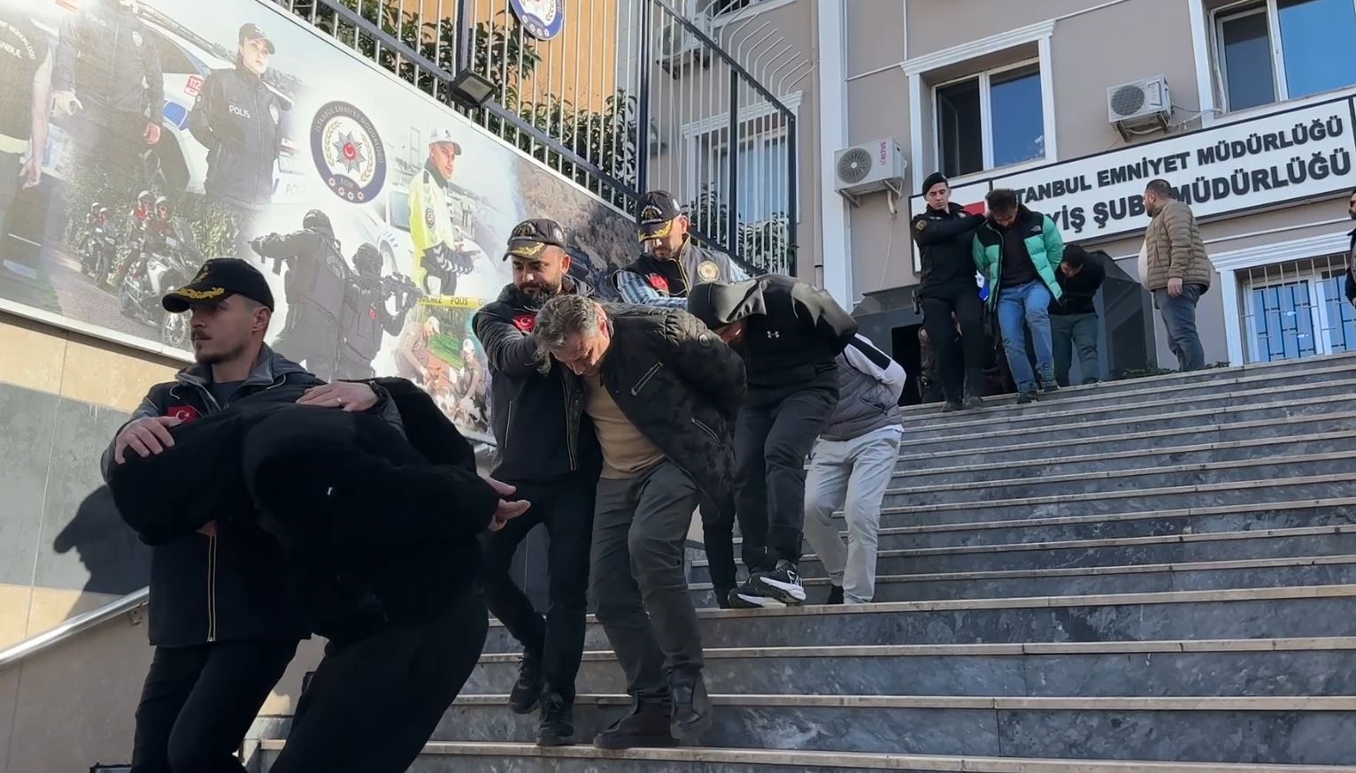 İstanbul merkezli 7 ilde d&uuml;zenlenen yeni nesil su&ccedil; &ouml;rg&uuml;tlerine y&ouml;nelik operasyonda g&ouml;zaltına alınan 42 ş&uuml;pheli adliyeye sevk edildi
