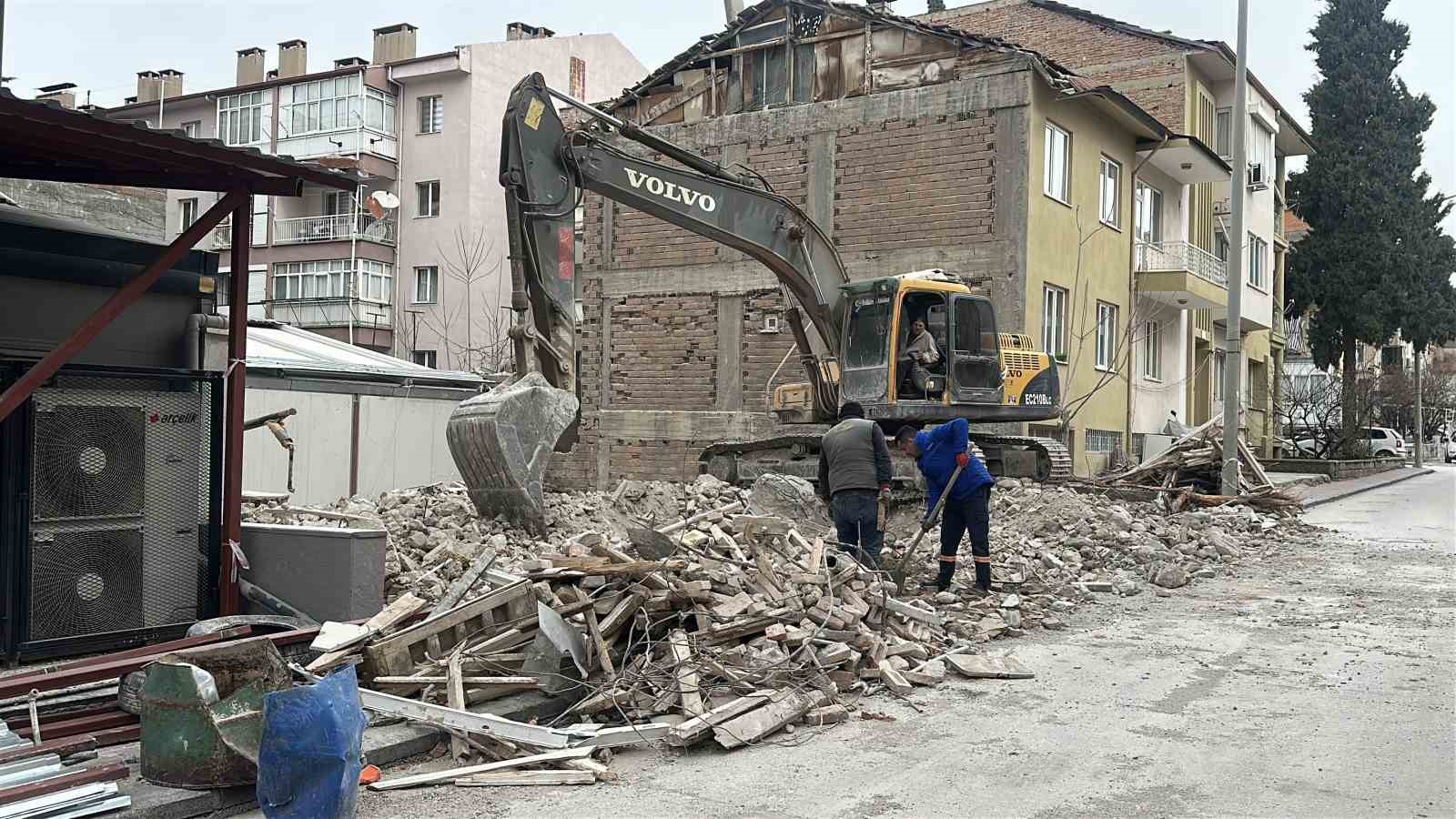 Bina yıkımı sırasında doğal gaz borusundan sızıntı meydana geldi